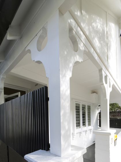 Cosgriff House exterior front corner view with side screens detail