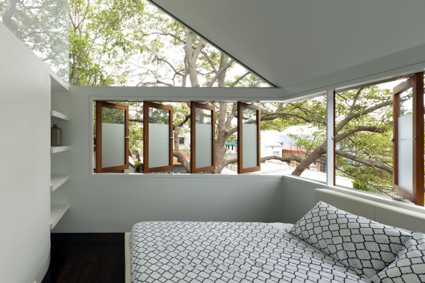 Elliott Ripper House main bedroom with pivot windows