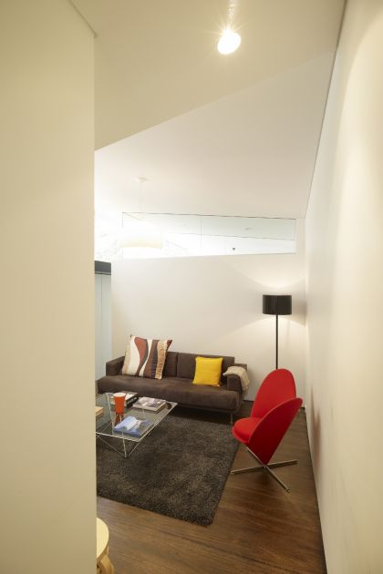 Haines House living room & bathroom highlight glazing