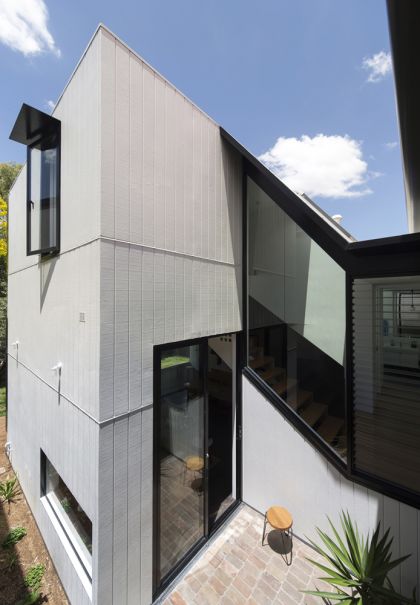 Unfurled House courtyard and folded link exterior view